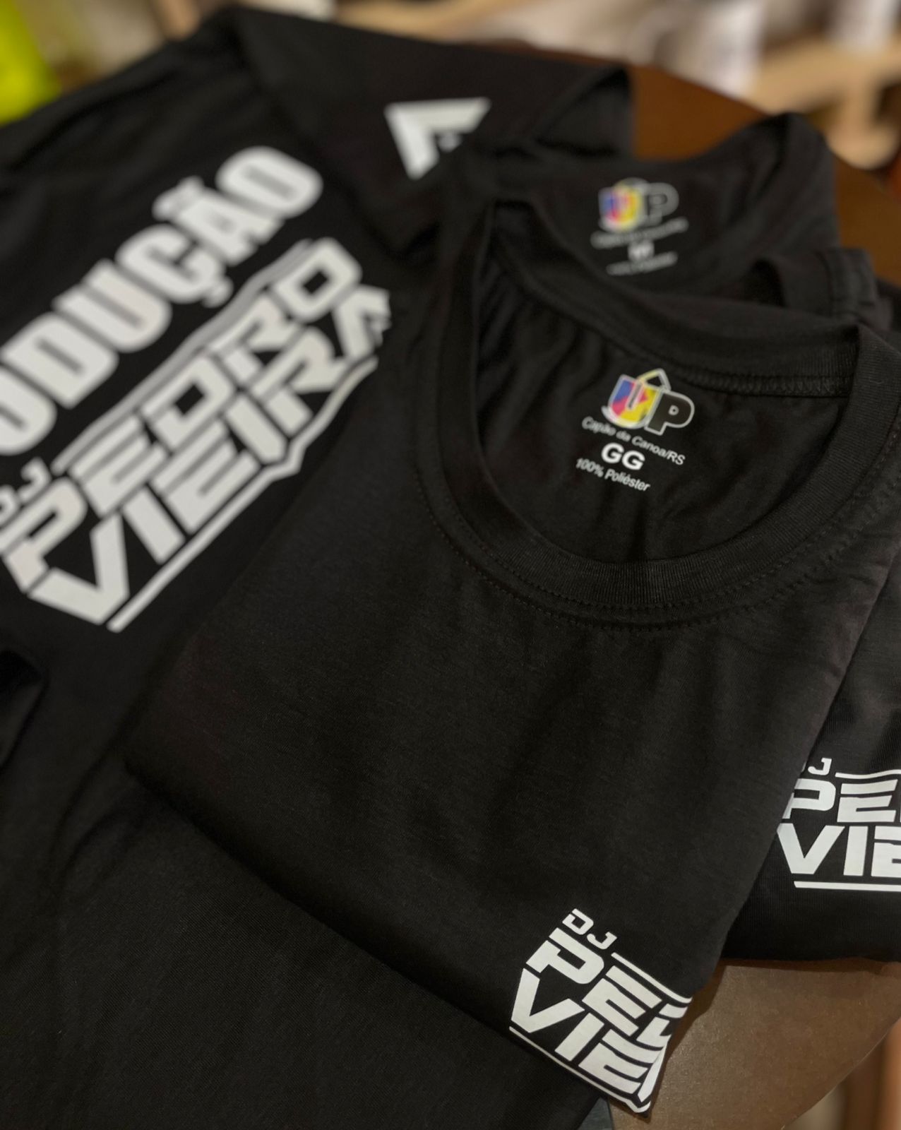 Camiseta preta de poliéster